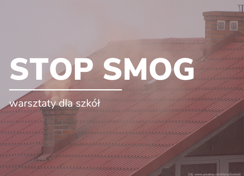 STOP SMOG: budynek mieszkalny z kominami i dymem unoszącym się w powietrze